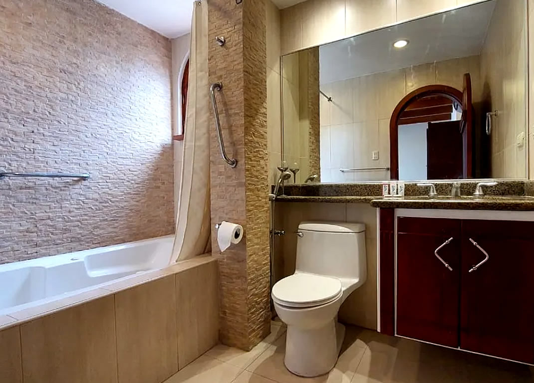 Deluxe Queen Room with Jacuzzi